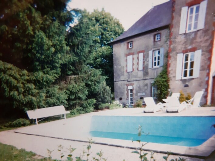 Terrasse béton autour d'une piscine, chantier DOMI Constructions à Vichy