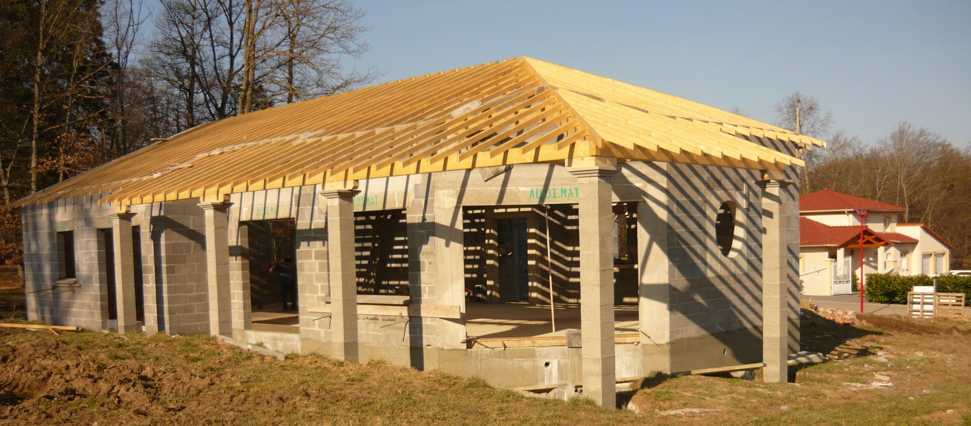 Chantier de construction d'une maison individuelle par DOMI Constructions