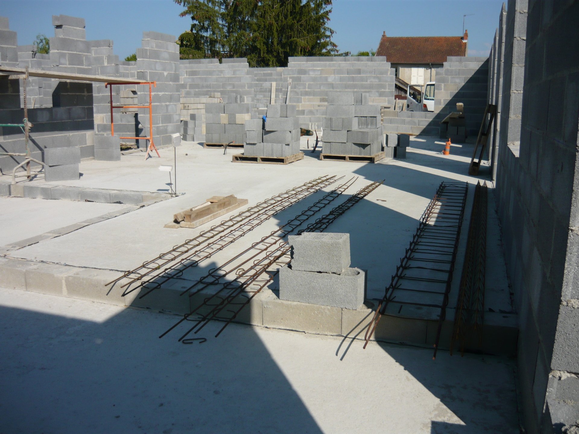 Jean-Pierre Villa, gérant DOMI Constructions, sur chantier